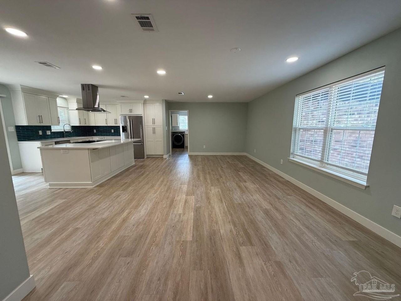 420 Dolphin St - Photo 5 of 31