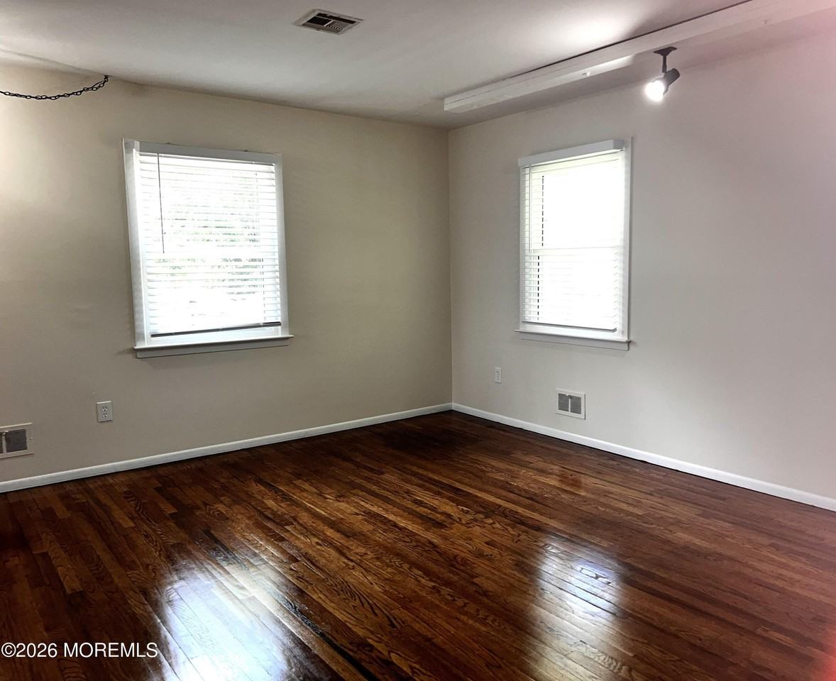 551 Lakehurst Rd - Photo 2 of 12