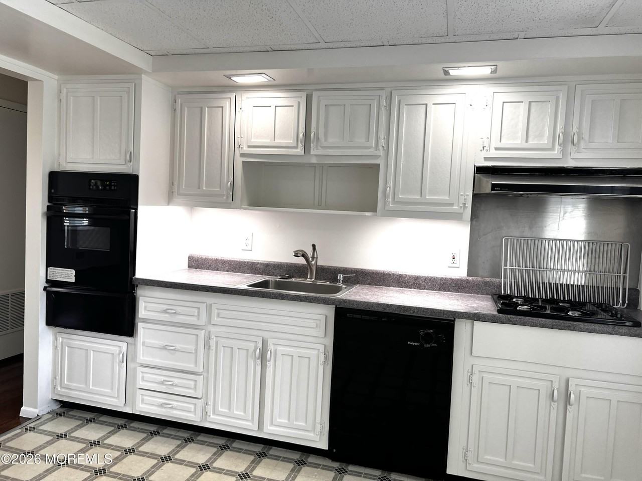 551 Lakehurst Rd - Photo 4 of 12