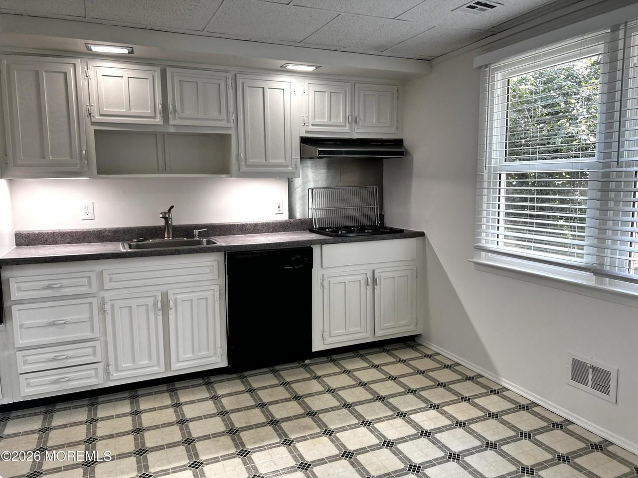 551 Lakehurst Rd - Photo 5 of 12