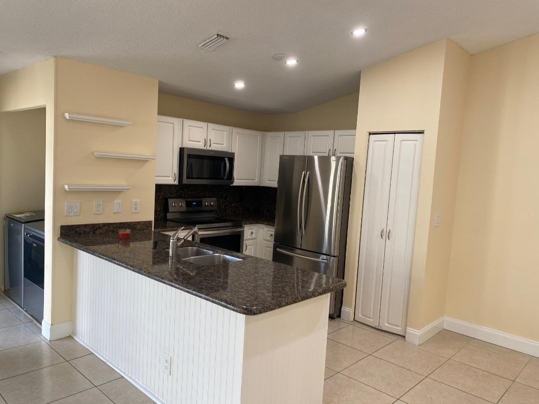 3090 S Oakland Forest Dr #1901 - Photo 4 of 21