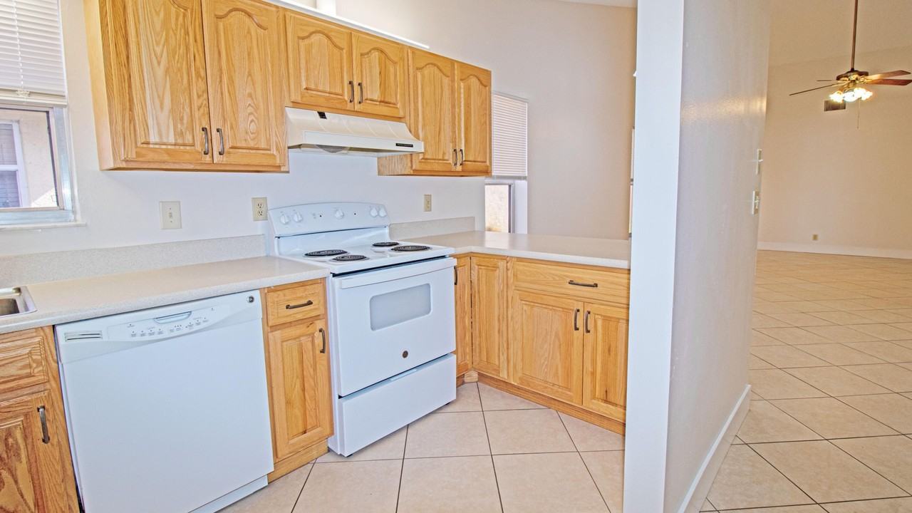 8883 Se Hobe Ridge Ave - Photo 6 of 50