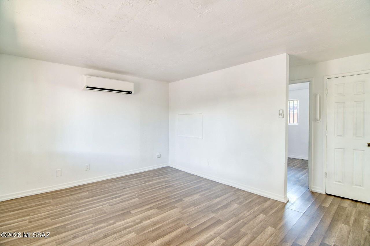 5653 E 28th St - Photo 4 of 19