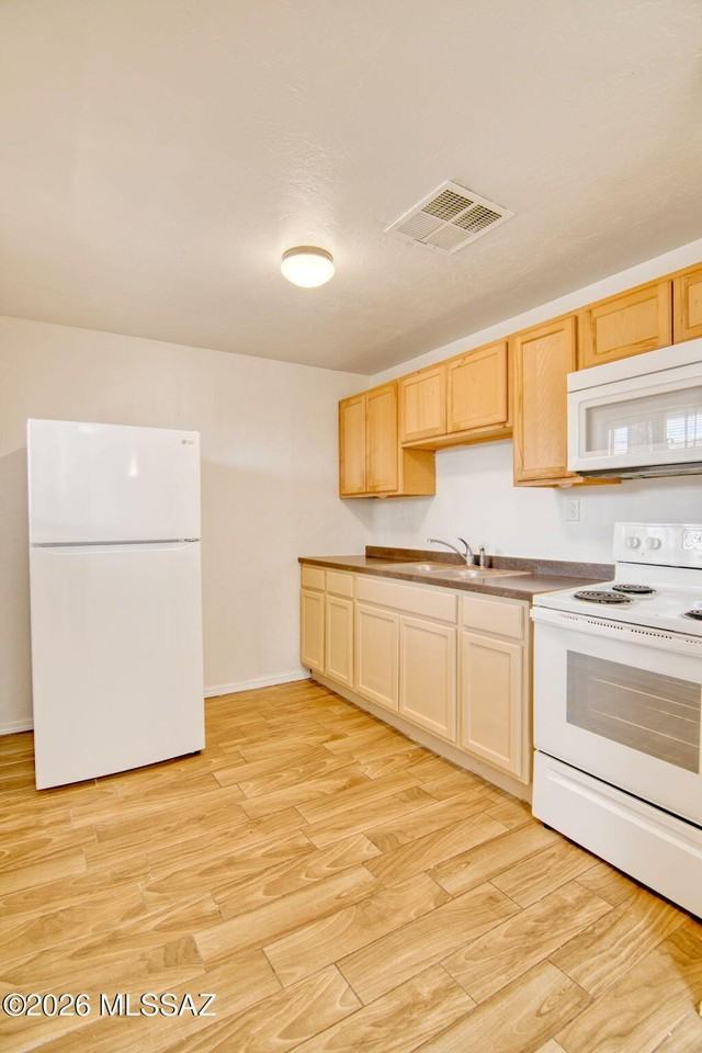 5655 E 28th St - Photo 7 of 24