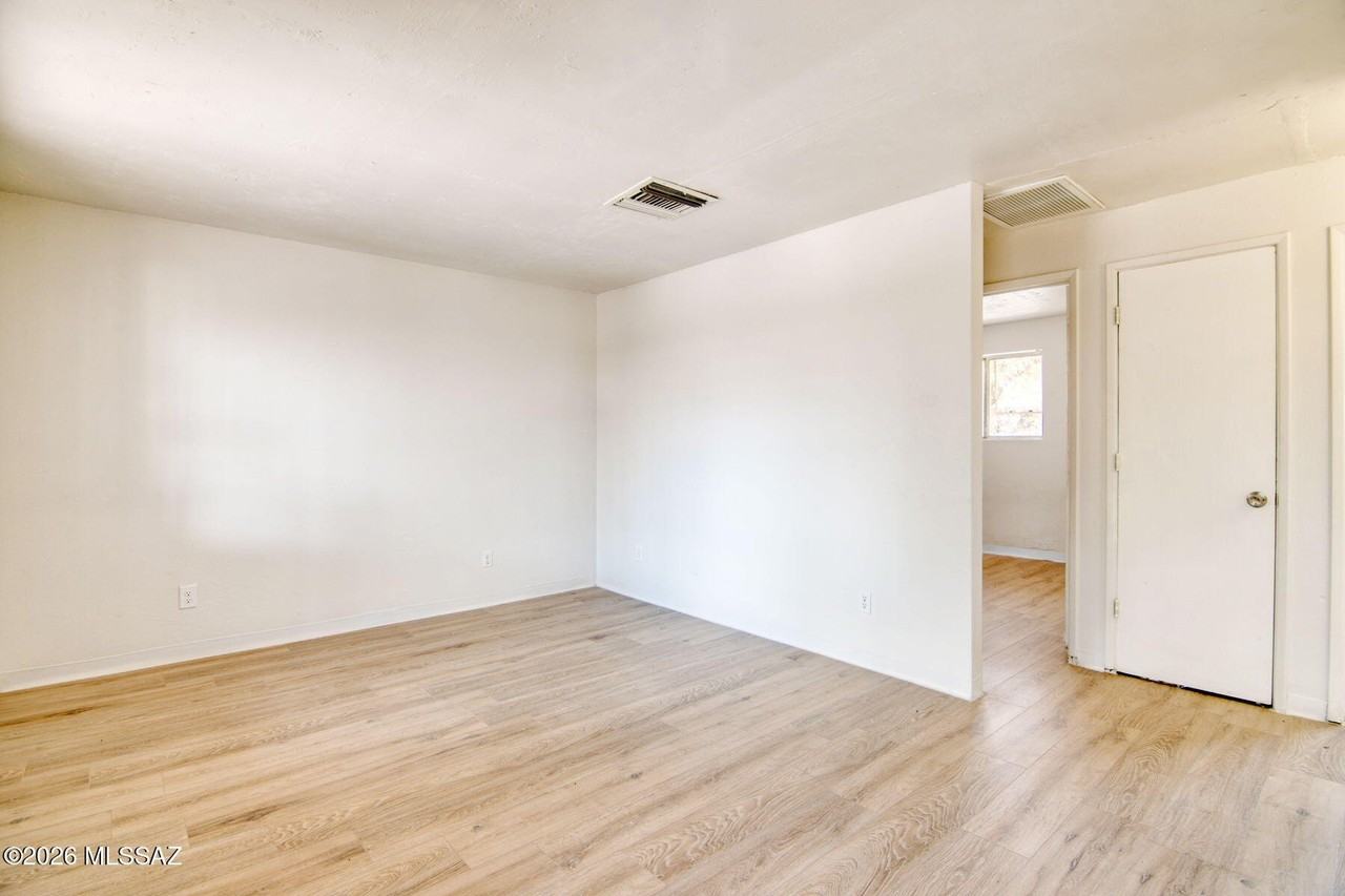 5657 E 28th St - Photo 3 of 26