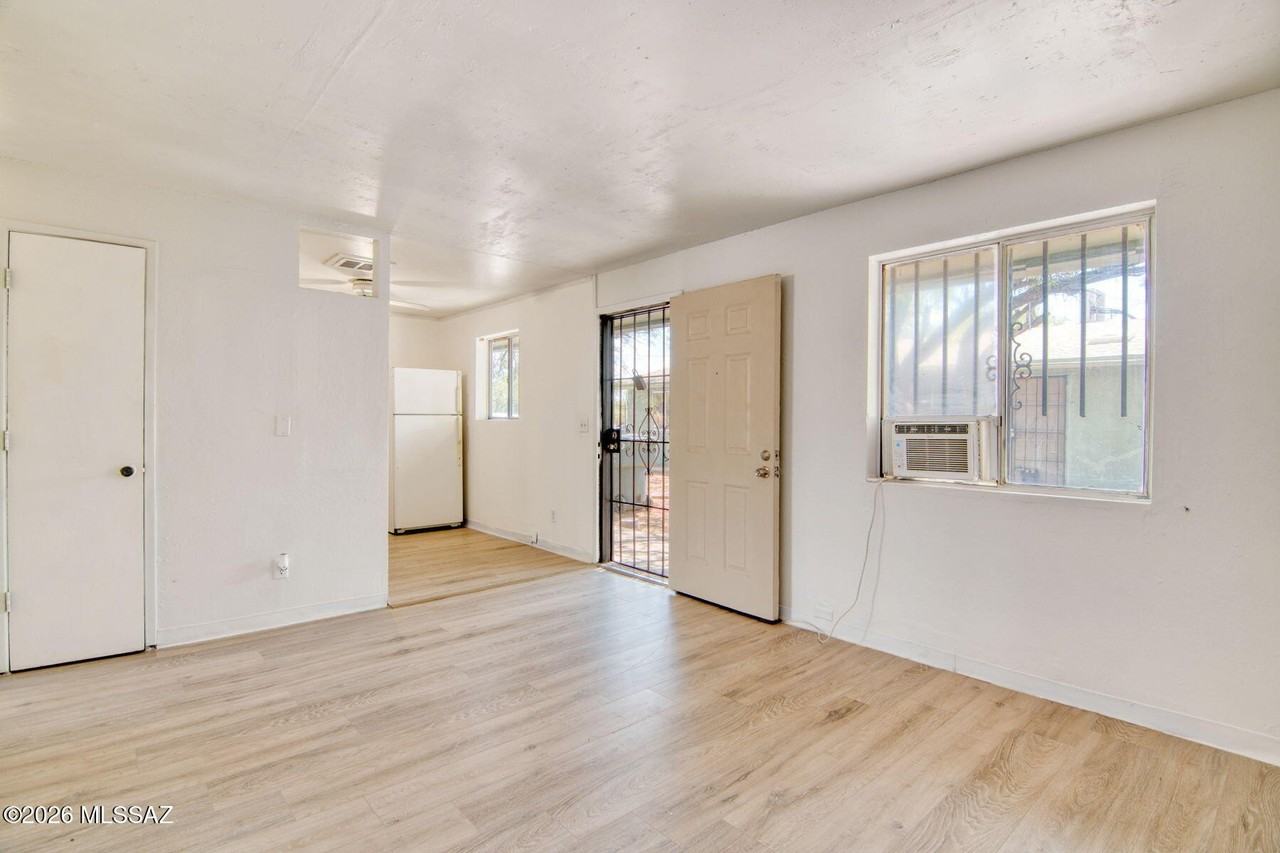 5657 E 28th St - Photo 5 of 26
