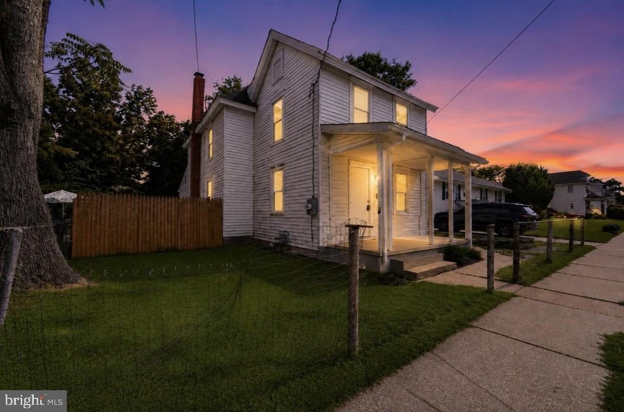 210 W Buck St - Photo 2 of 17