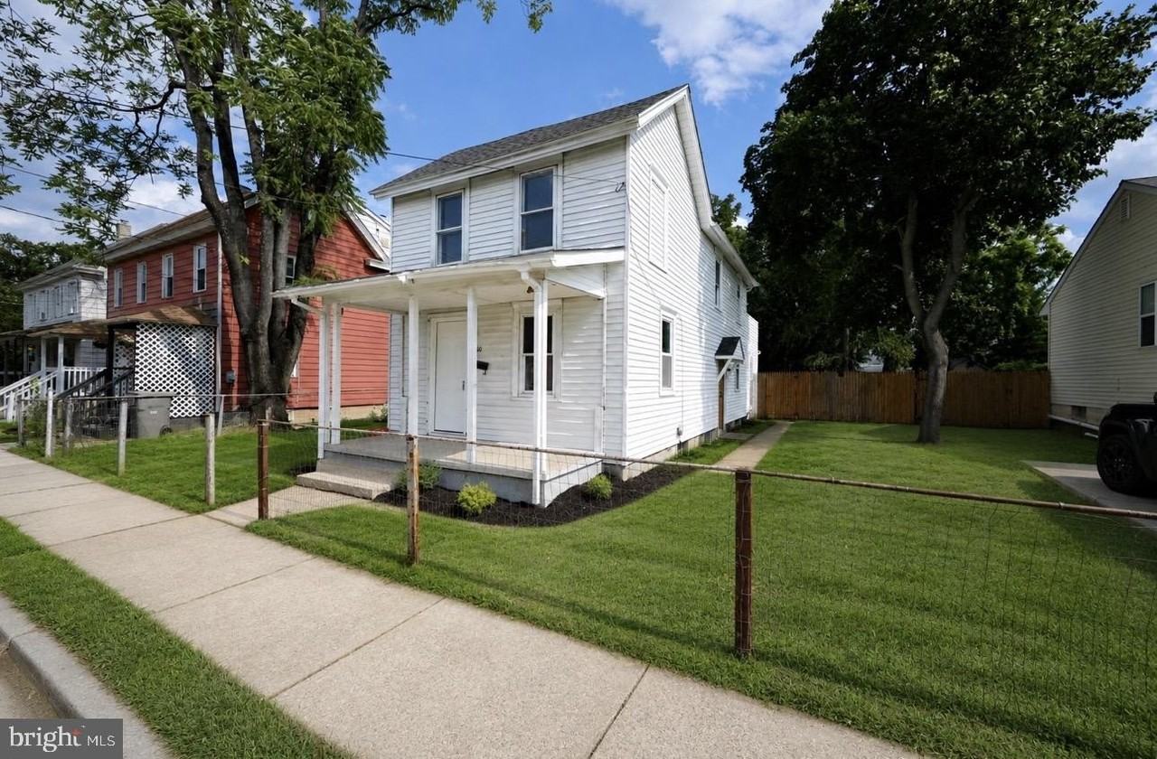 210 W Buck St - Photo 3 of 17