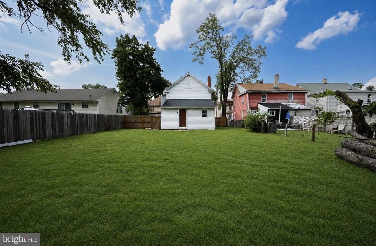 210 W Buck St - Photo 5 of 17