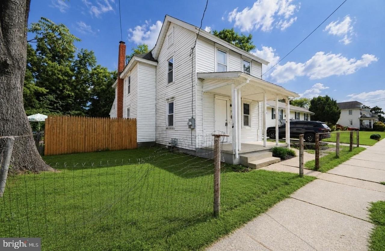 210 W Buck St - Photo 6 of 17