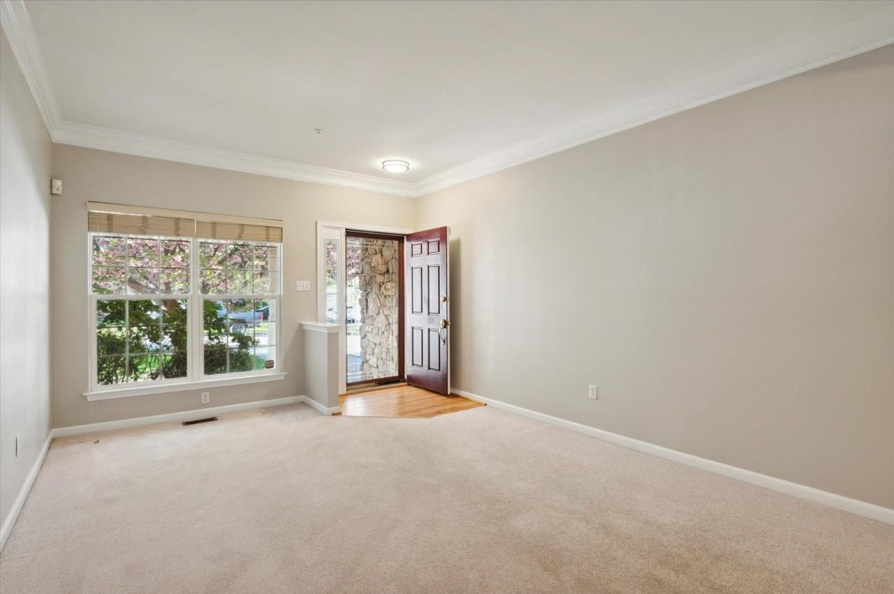 103 Birchwood Dr - Photo 3 of 33