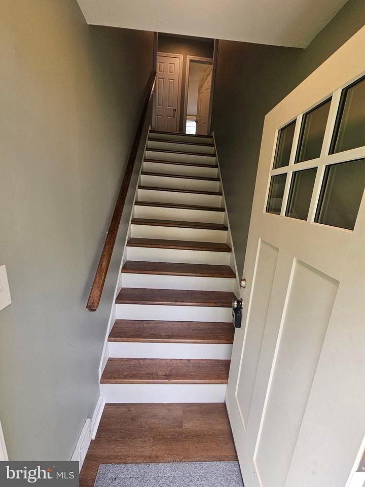 647 Roberts Ave - Photo 2 of 12