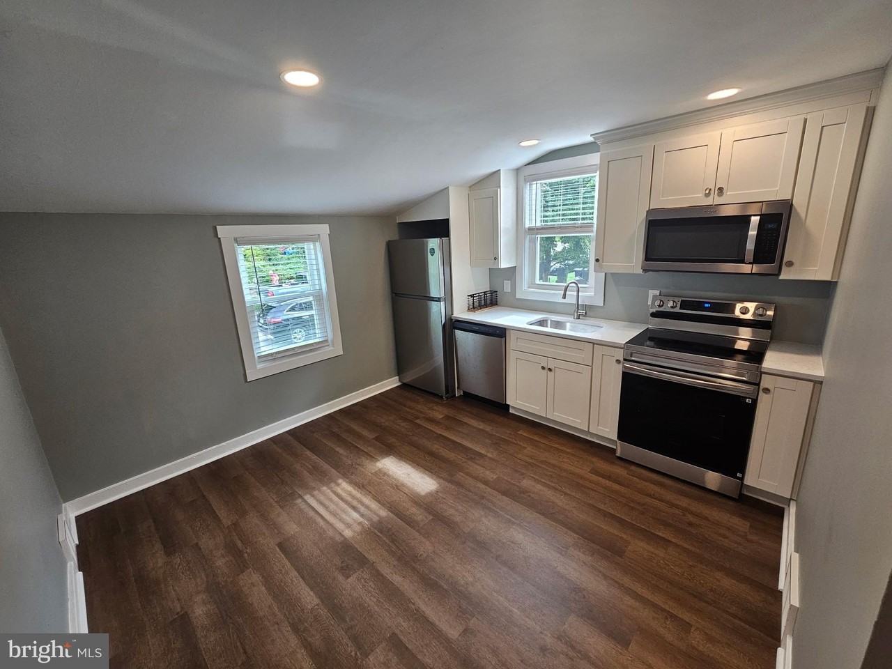 647 Roberts Ave - Photo 4 of 12