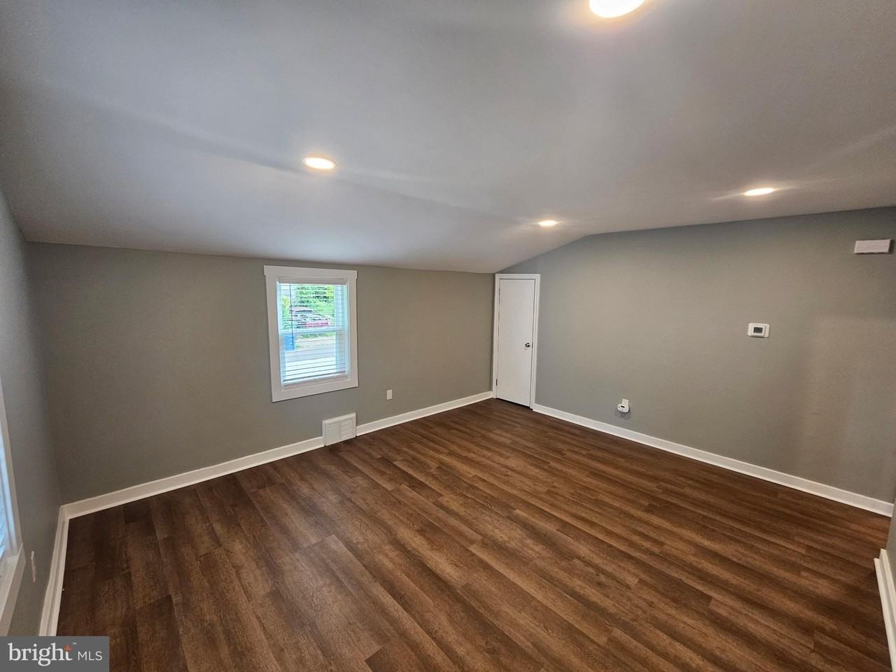 647 Roberts Ave - Photo 6 of 12