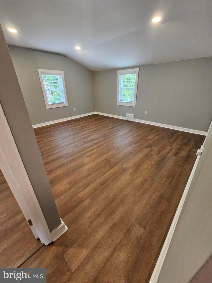 647 Roberts Ave - Photo 7 of 12