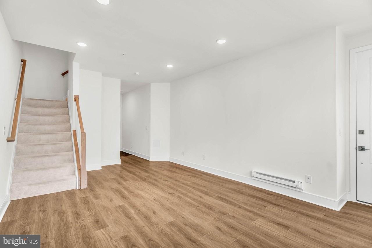 21807 Croxley Ter - Photo 5 of 29
