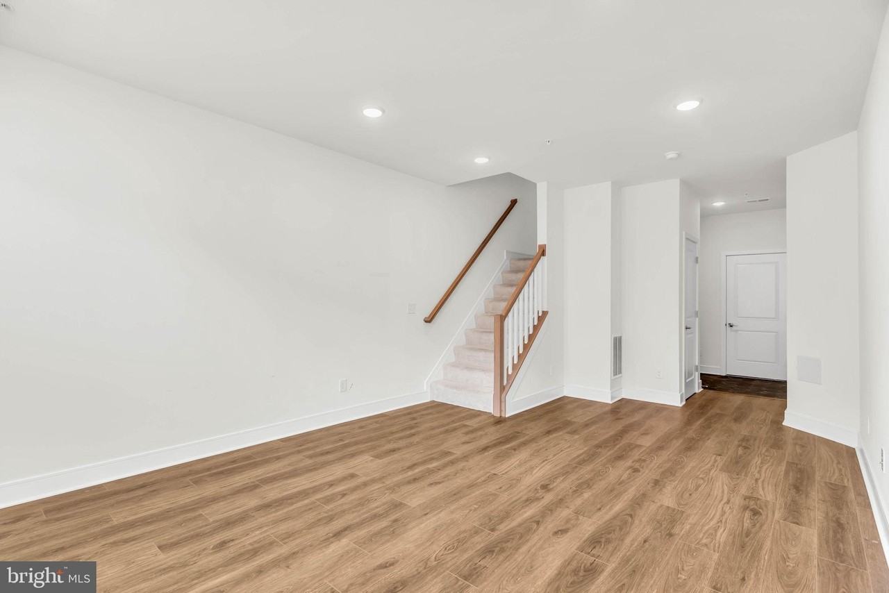 21807 Croxley Ter - Photo 6 of 29