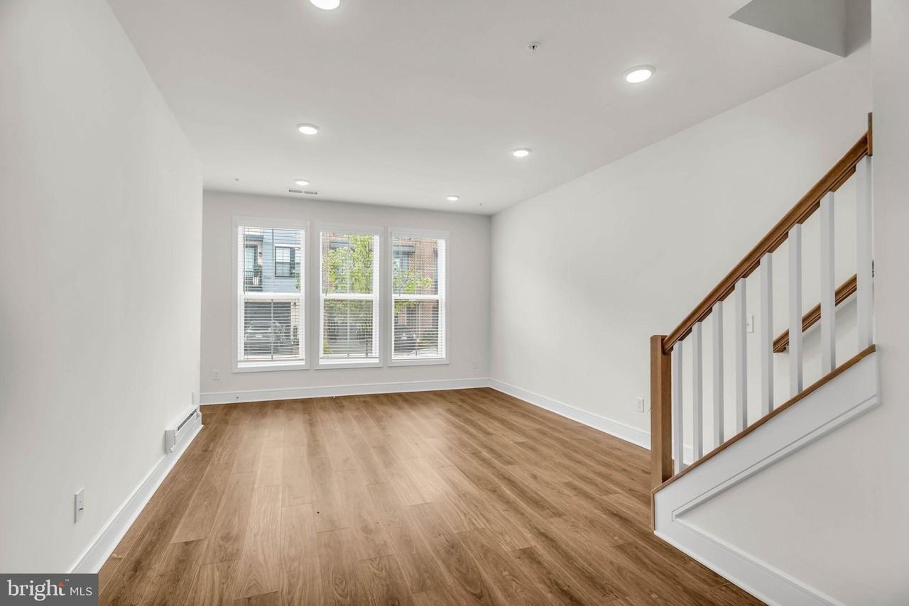 21807 Croxley Ter - Photo 7 of 29