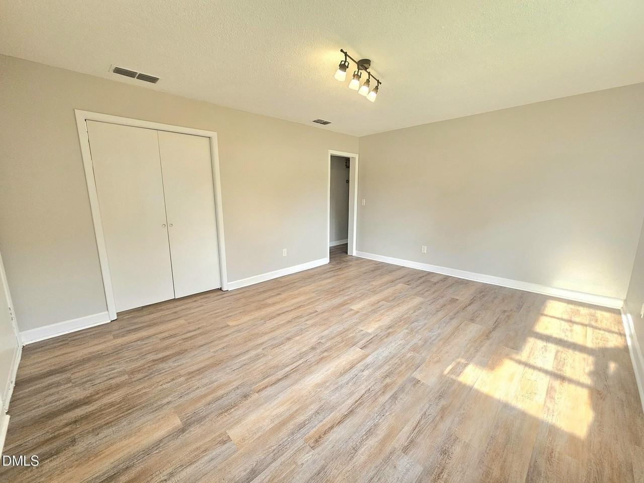 408 Oak St - Photo 4 of 21