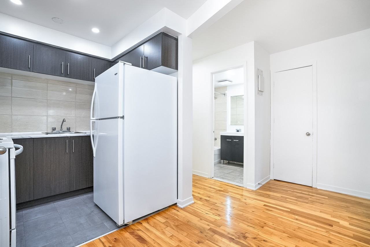 2415 Av Madison — photo 3