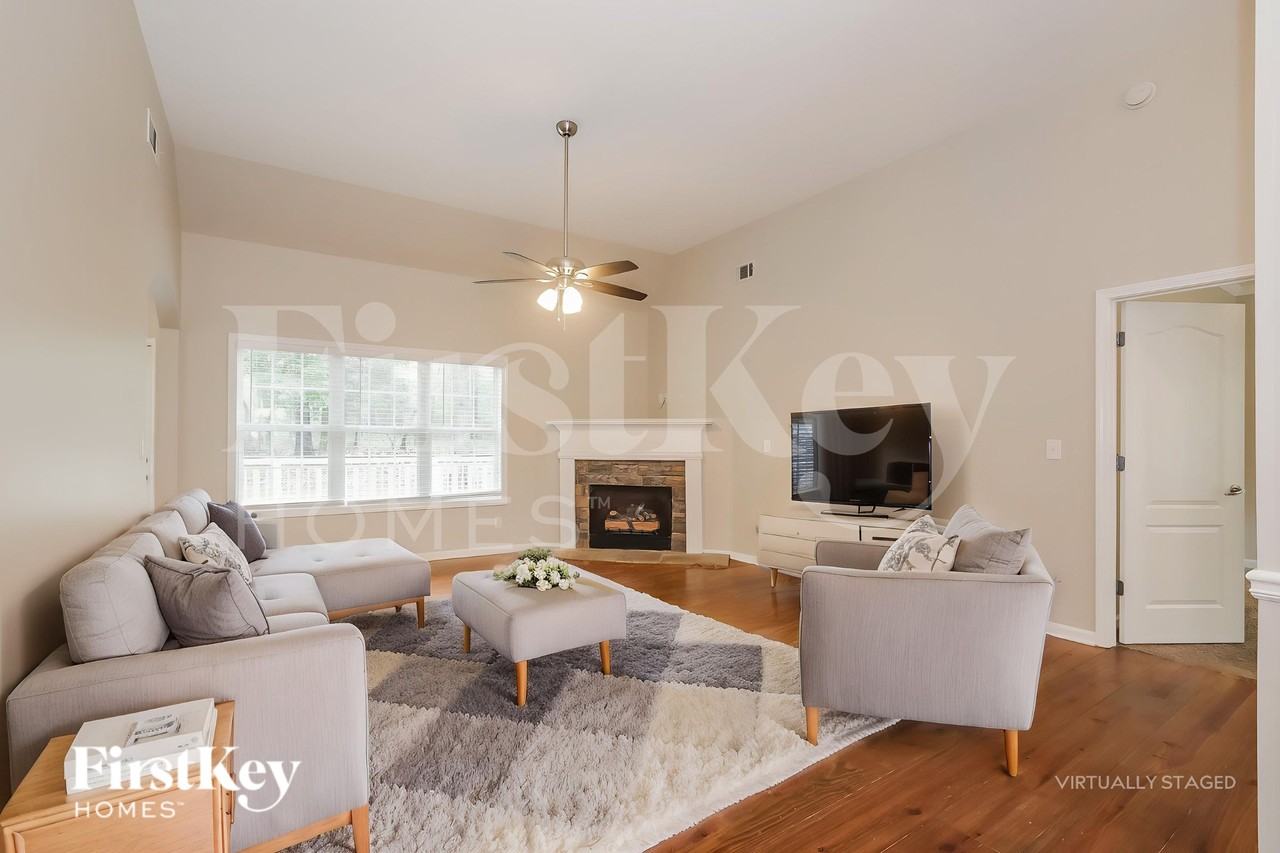 2570 Serenity St - Photo 4 of 18