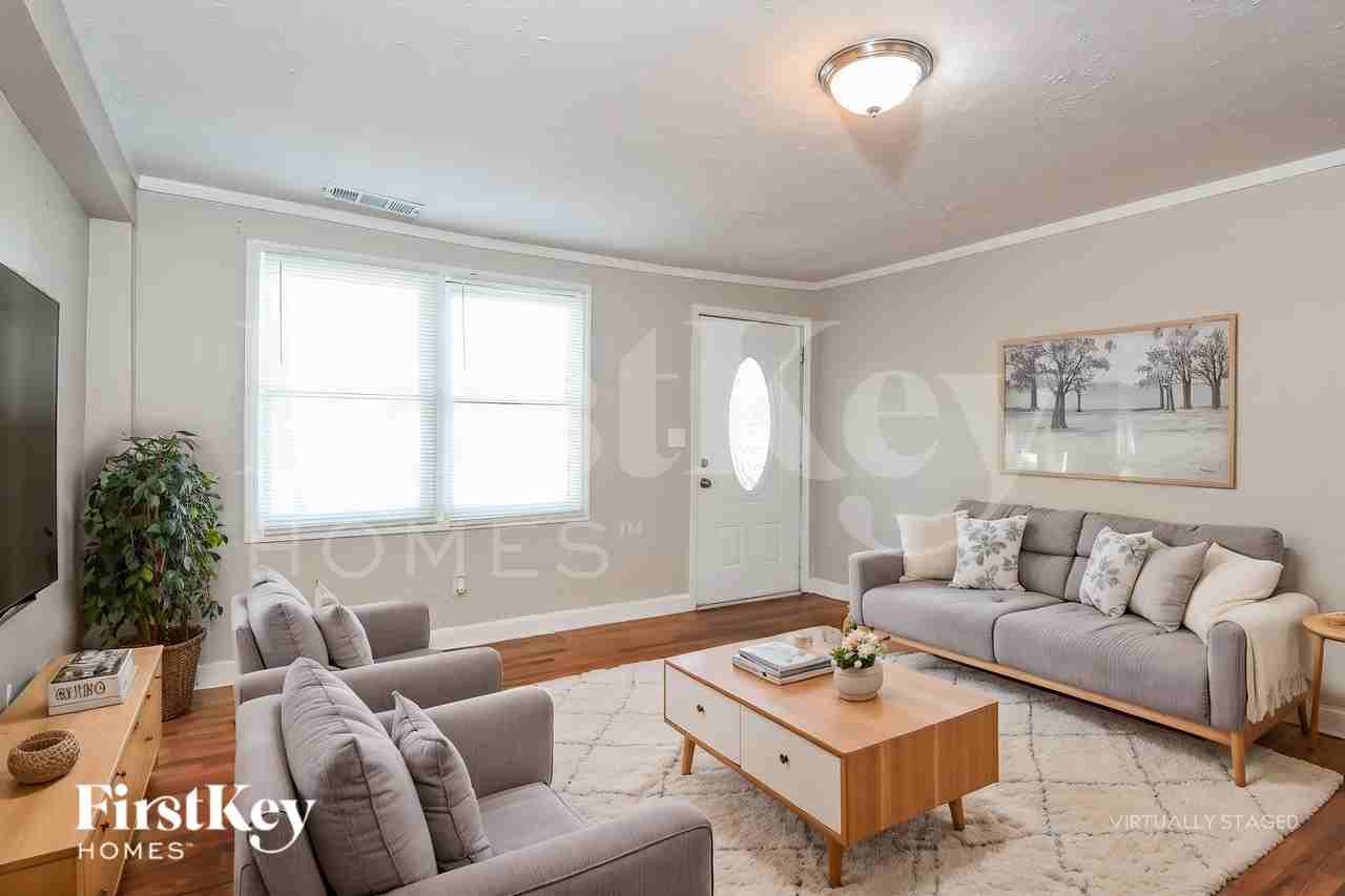2456 Maple St - Photo 5 of 19