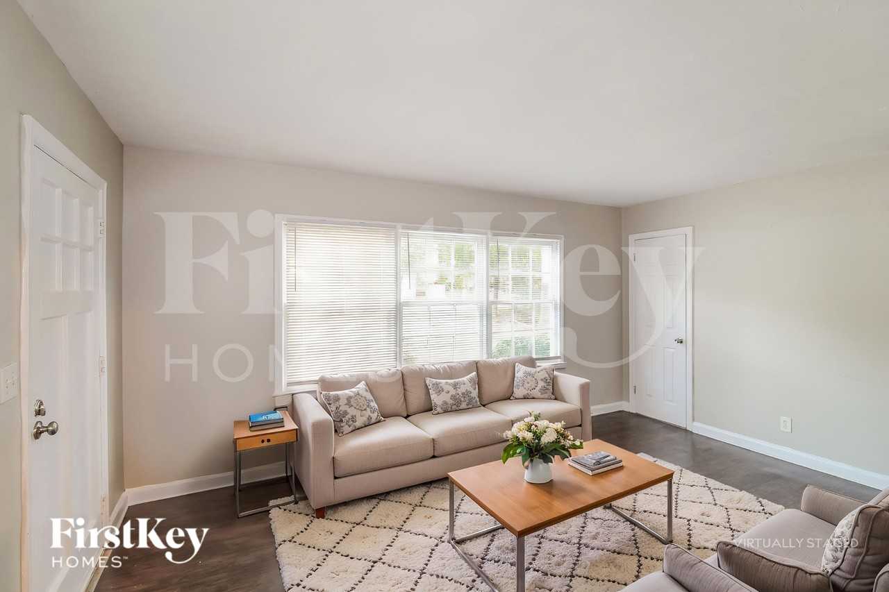 1823 Lee St - Photo 4 of 19