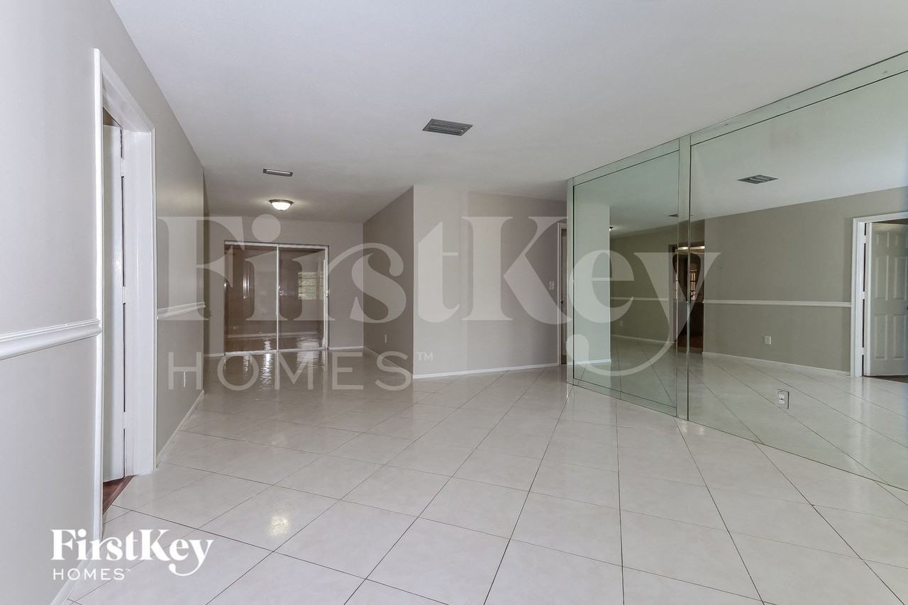 6871 Nw 12th St - Photo 3 of 15