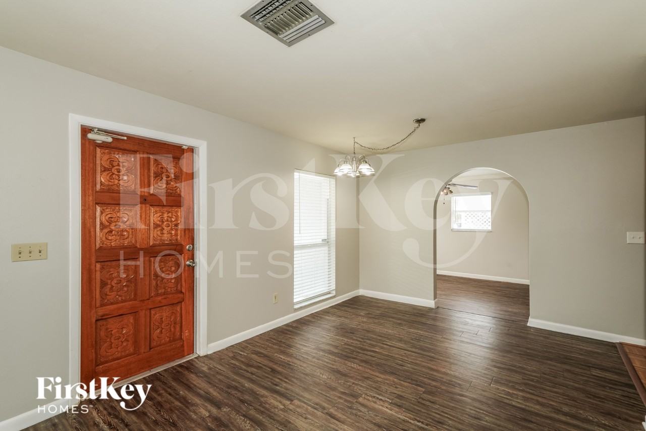 6807 S Cortez St - Photo 5 of 19