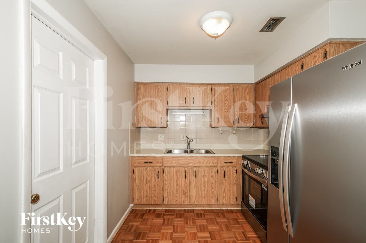 6807 S Cortez St - Photo 7 of 19