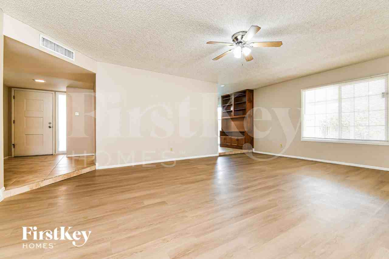 614 E Greenway Dr - Photo 3 of 19