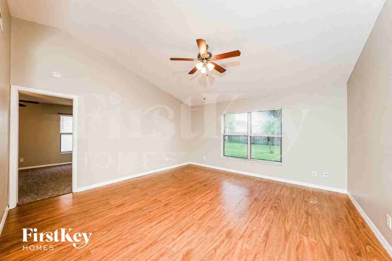 1401 Sw Sudder Ave - Photo 2 of 20