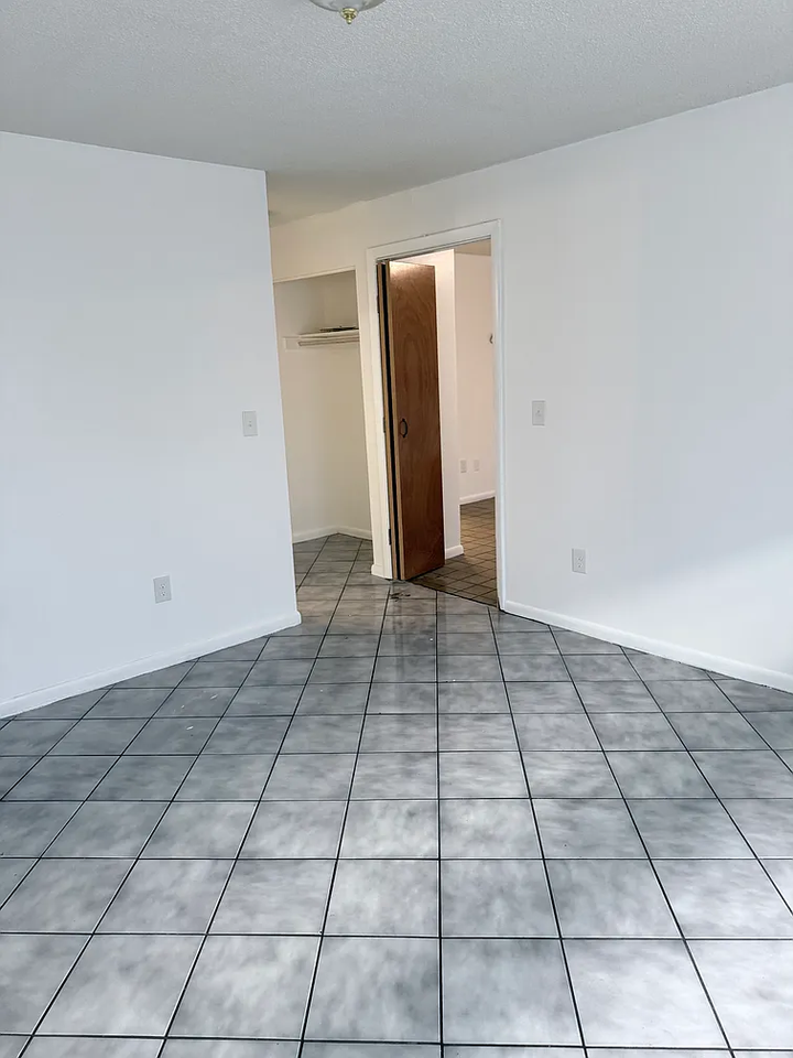31 E Market St #G - Photo 5 of 8
