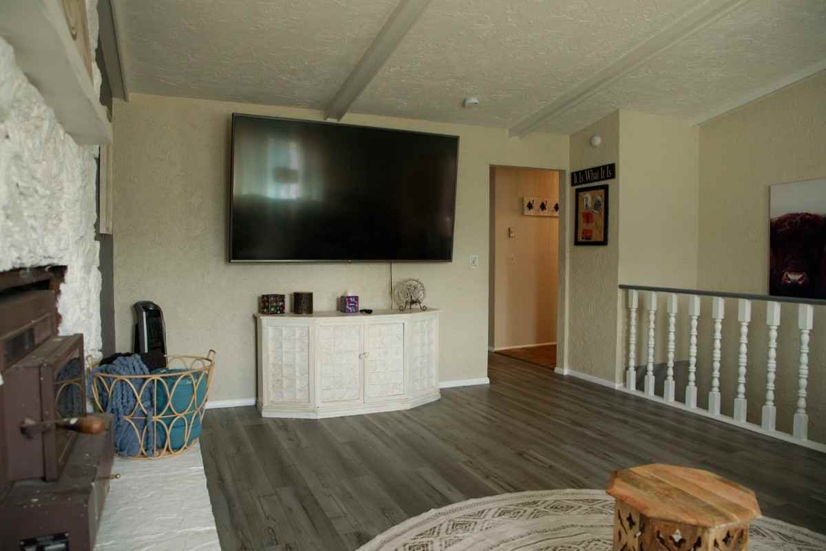 445 Joan Ave - Photo 3 of 6