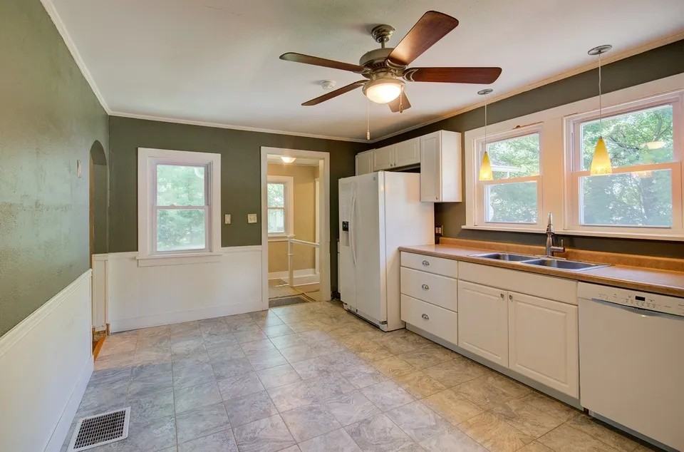 227 1/2 Sherman St - Photo 6 of 16