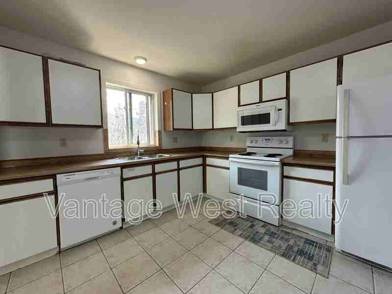 723A Stockwell Ave - Photo 7 of 24