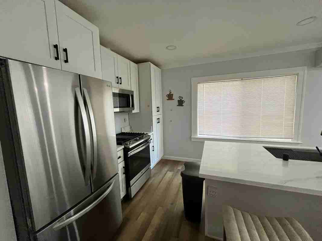 851 W 40th Pl - Photo 3 of 5