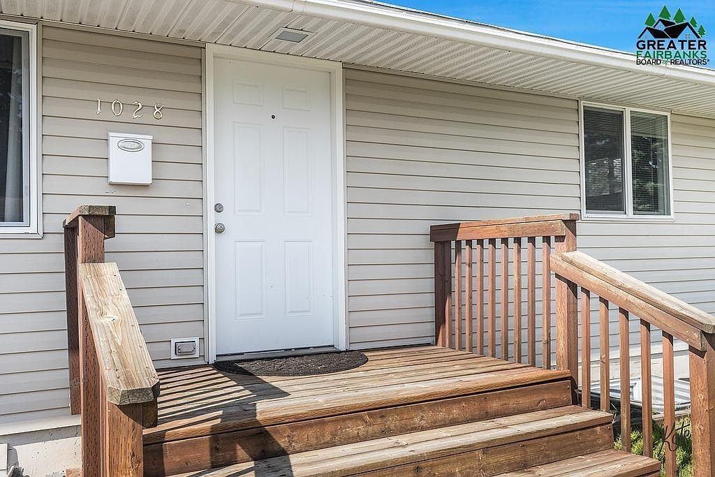 1028 Gilmore St - Photo 2 of 27
