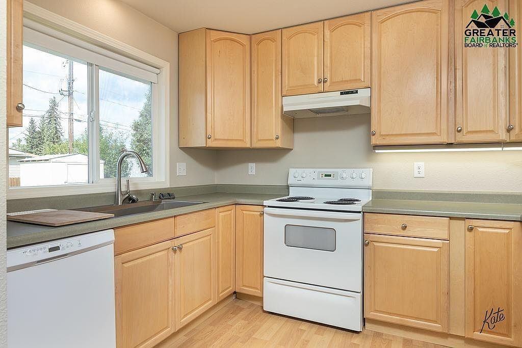 1028 Gilmore St - Photo 7 of 27