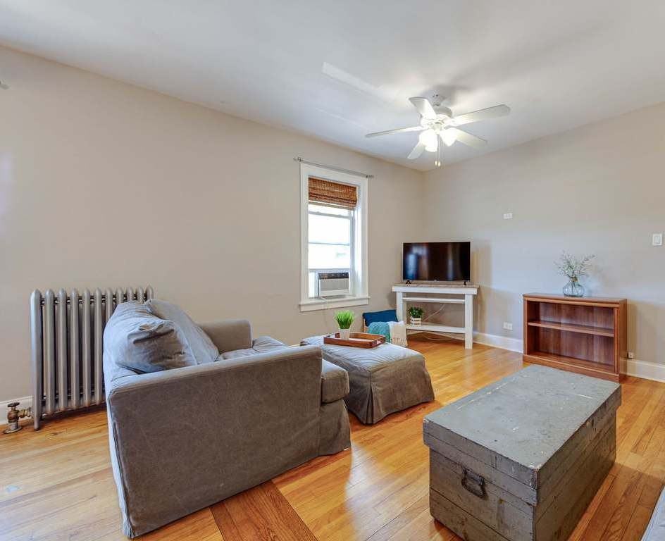1949 W Argyle St #3 - Photo 3 of 11