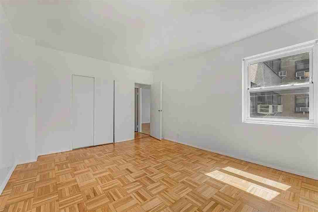 9 Fordham Hill Oval - Photo 5 of 14