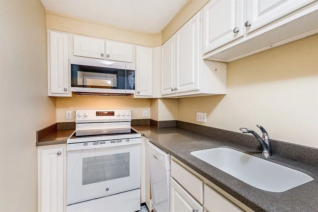 329 Harvard St - Photo 4 of 13