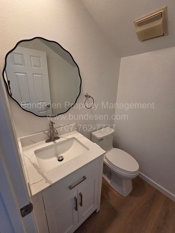 1736 Burgundy Ct - Photo 3 of 7