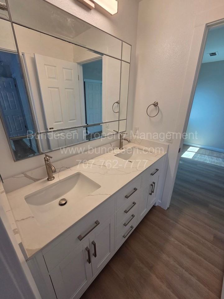 1736 Burgundy Ct - Photo 6 of 7