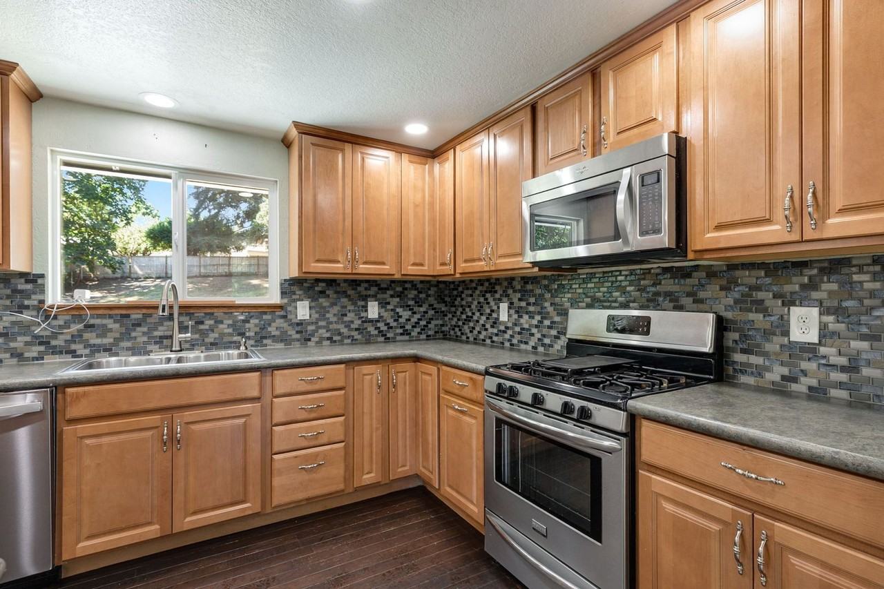 8620 Shadow Wood Dr - Photo 4 of 32