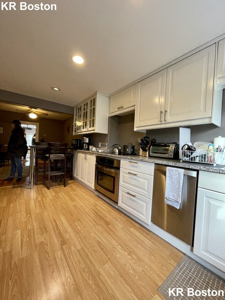 Sparhawk St #4A - Photo 5 of 20
