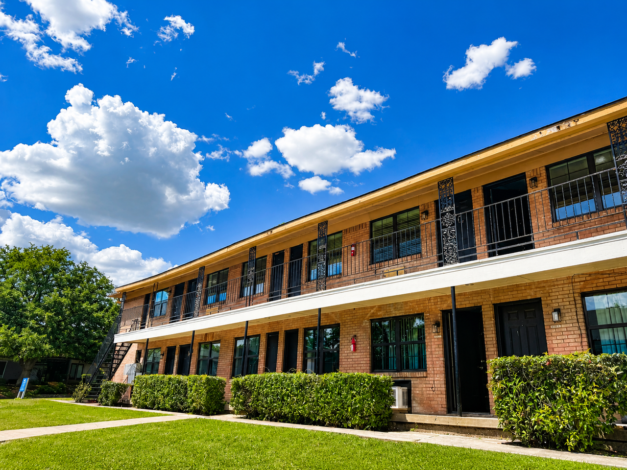 Stay Cool in a Newly Remodeled Apartment Starting at $1,100 + 6 Weeks FREE Rent! - Photo 4 of 33