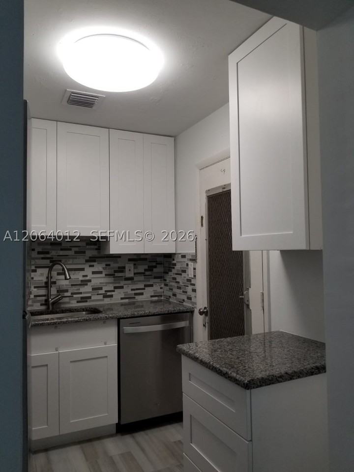 2990 Ne 16th Ave #105 - Photo 2 of 20