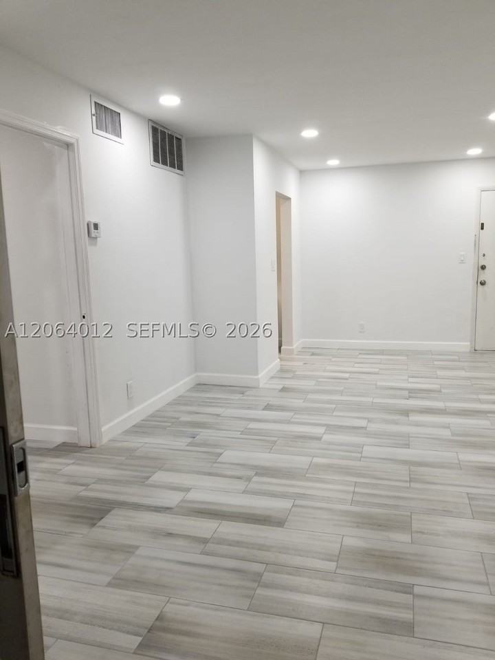 2990 Ne 16th Ave #105 - Photo 3 of 20