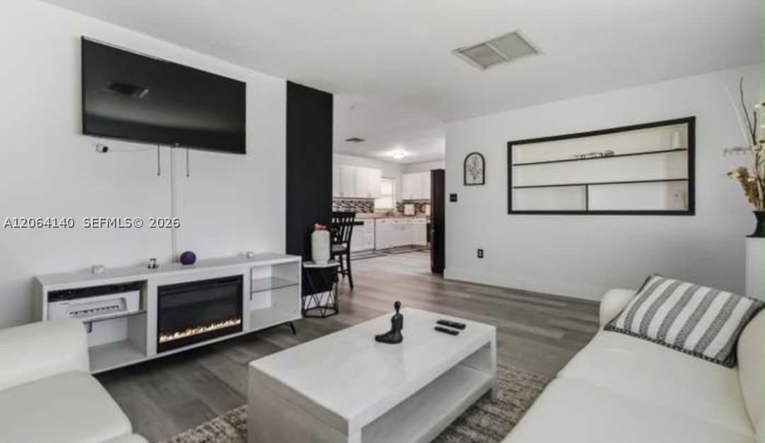 107 1st St - Photo 5 of 11